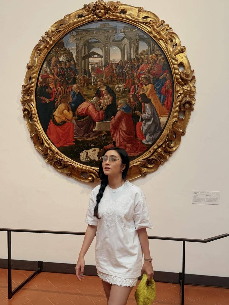 Febby Rastanty berkunjung ke museum saat di Florence