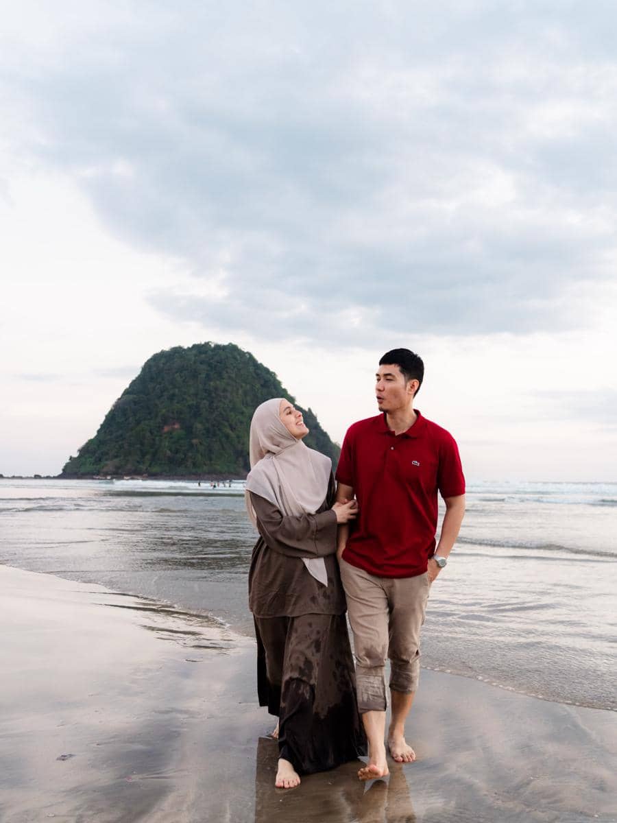 Keluarga Nycta Gina main di wisata alam Banyuwangi