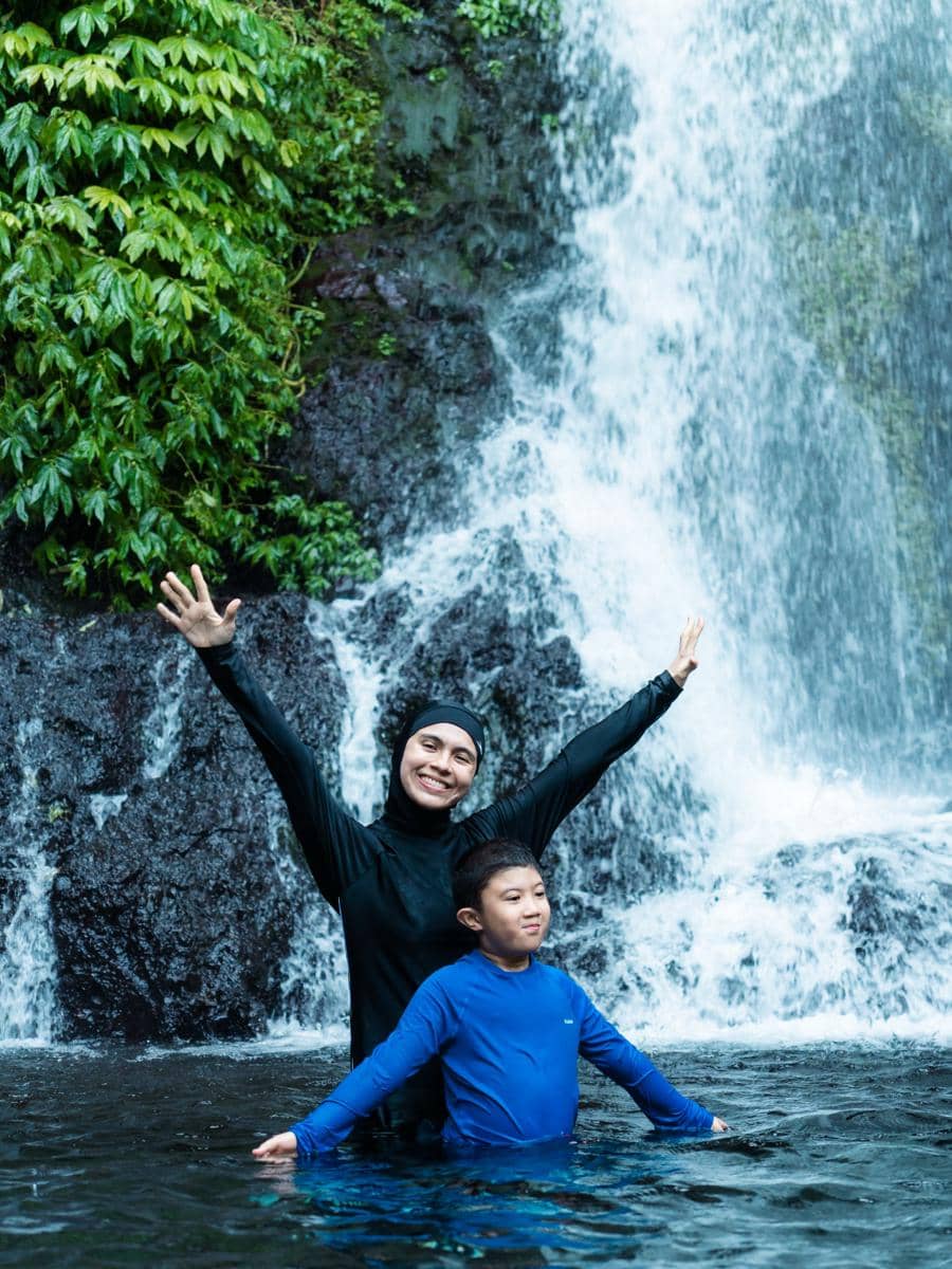 Keluarga Nycta Gina main di wisata alam Banyuwangi