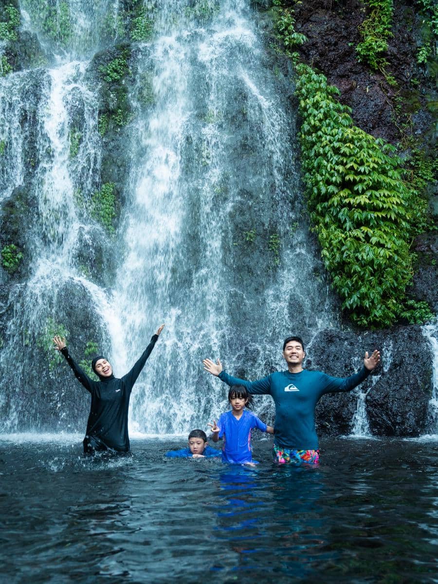 Keluarga Nycta Gina main di wisata alam Banyuwangi
