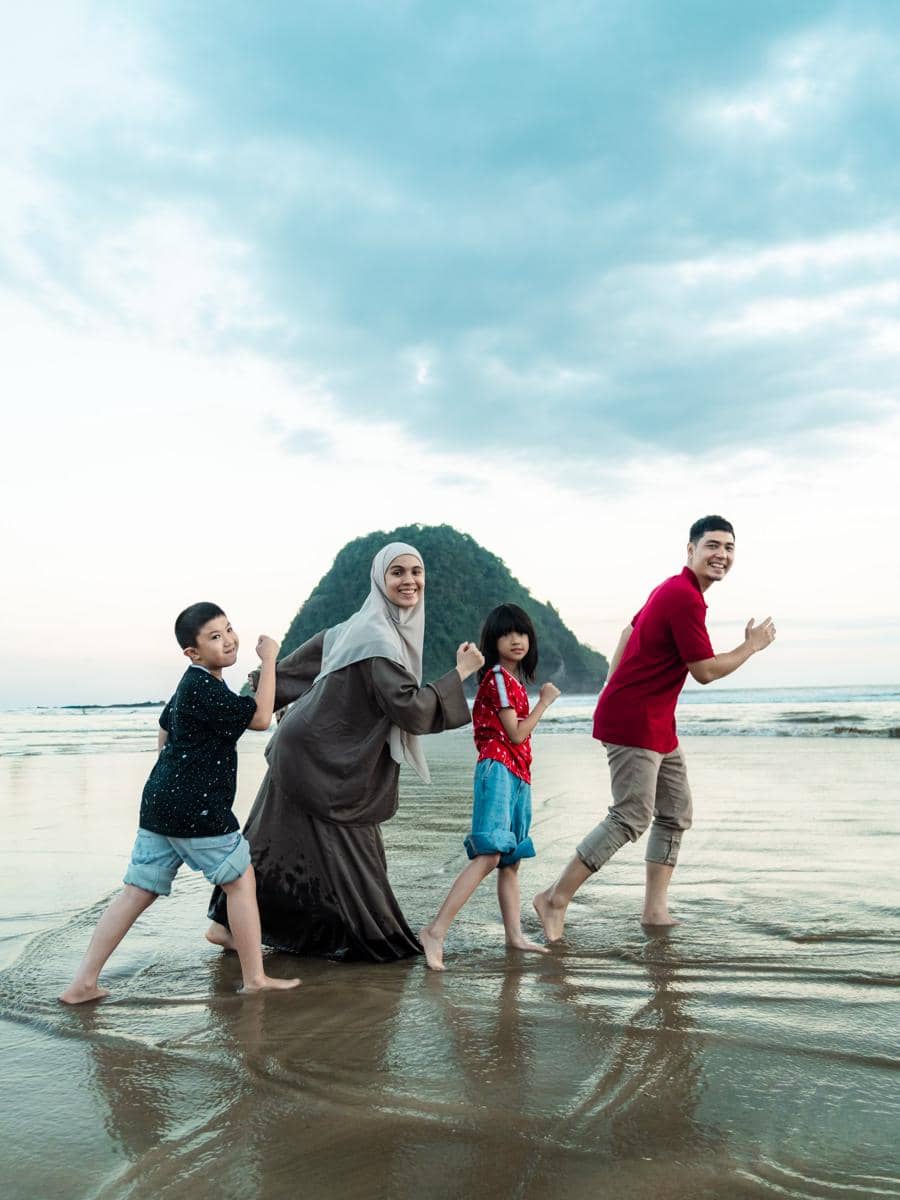 Keluarga Nycta Gina main di wisata alam Banyuwangi