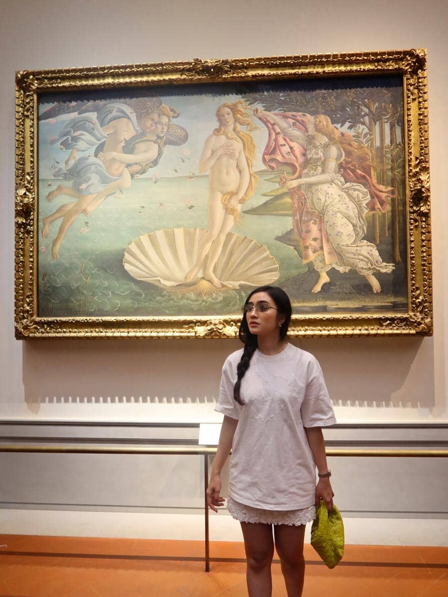 Febby Rastanty berkunjung ke museum saat di Florence