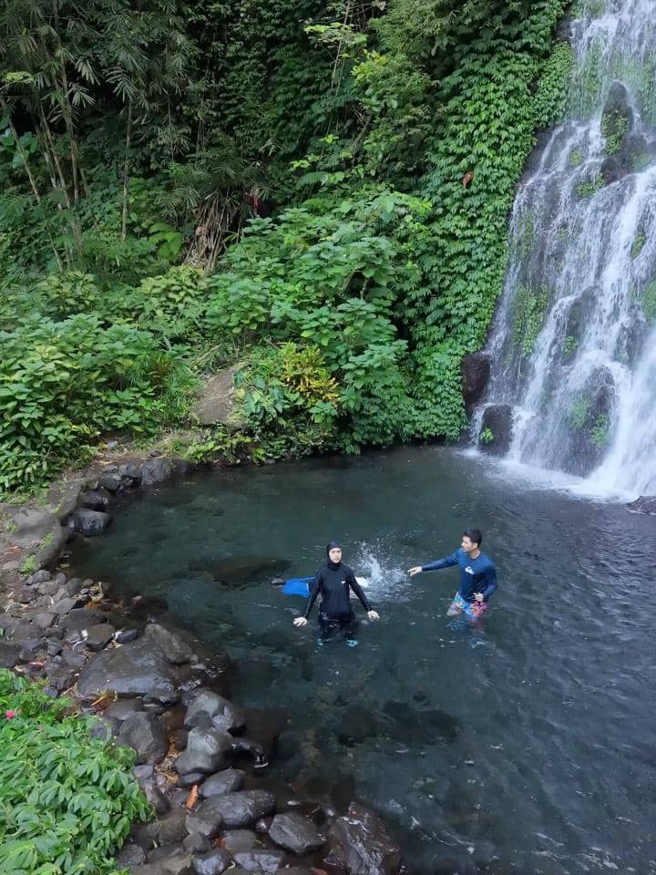 Keluarga Nycta Gina main di wisata alam Banyuwangi
