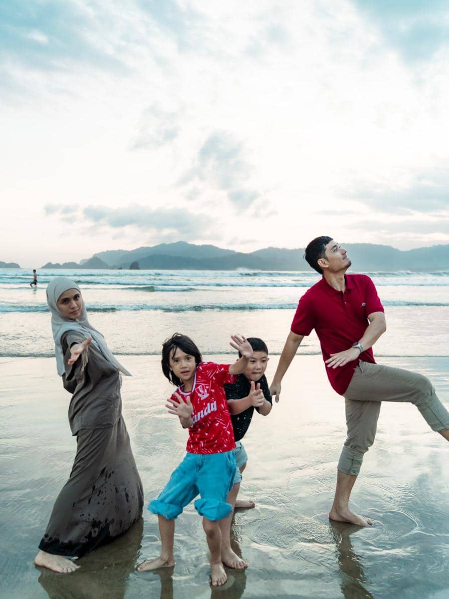Keluarga Nycta Gina main di wisata alam Banyuwangi
