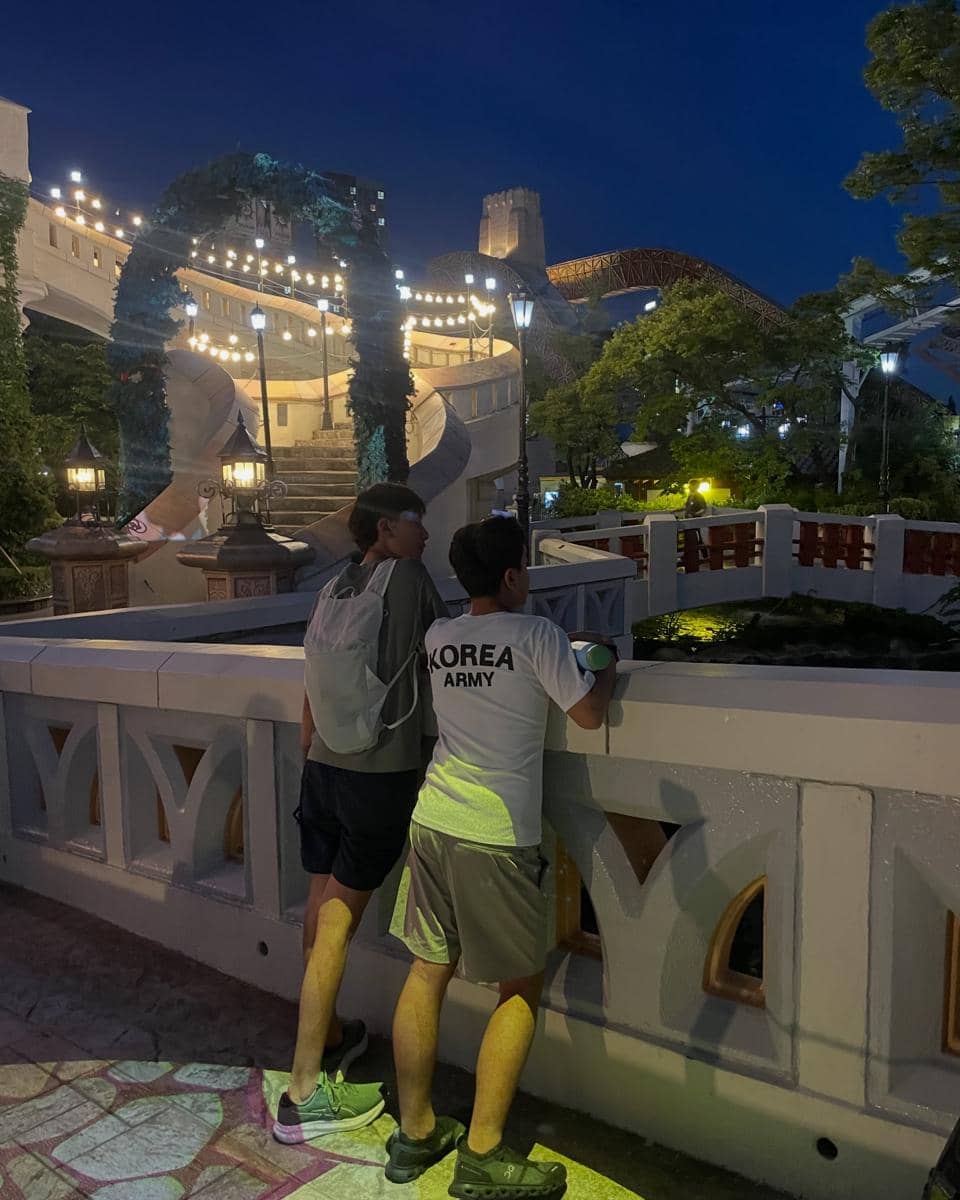 Keluarga Marcella Zalianty liburan di Lotte World, Korsel