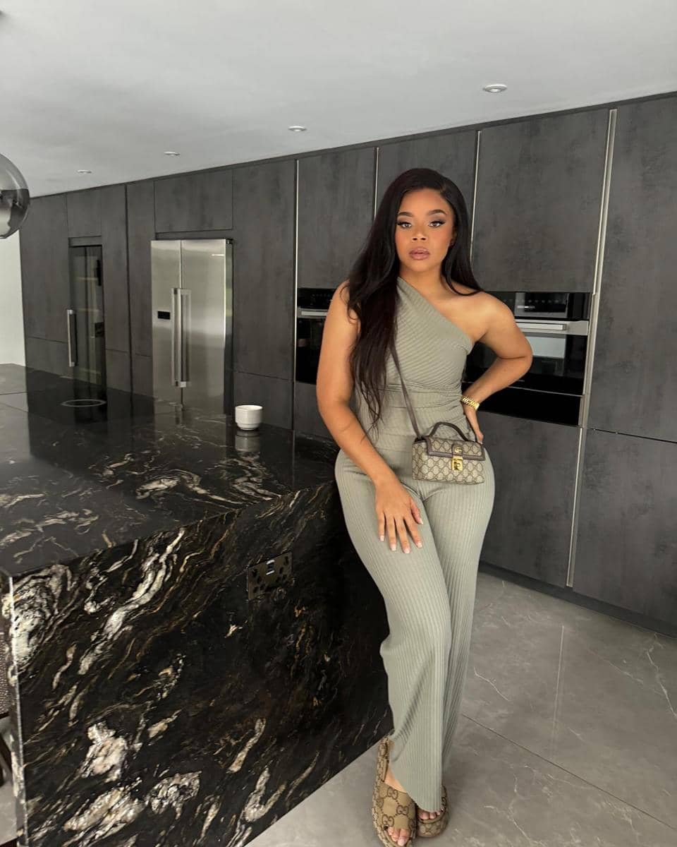 Inspirasi OOTD ala Melanie Kamayou