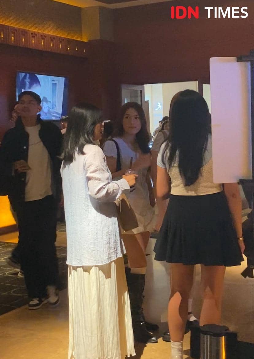 Beberapa orang berbincang santai di area lobi bioskop saat acara special screening film Moana live-action di Jakarta.