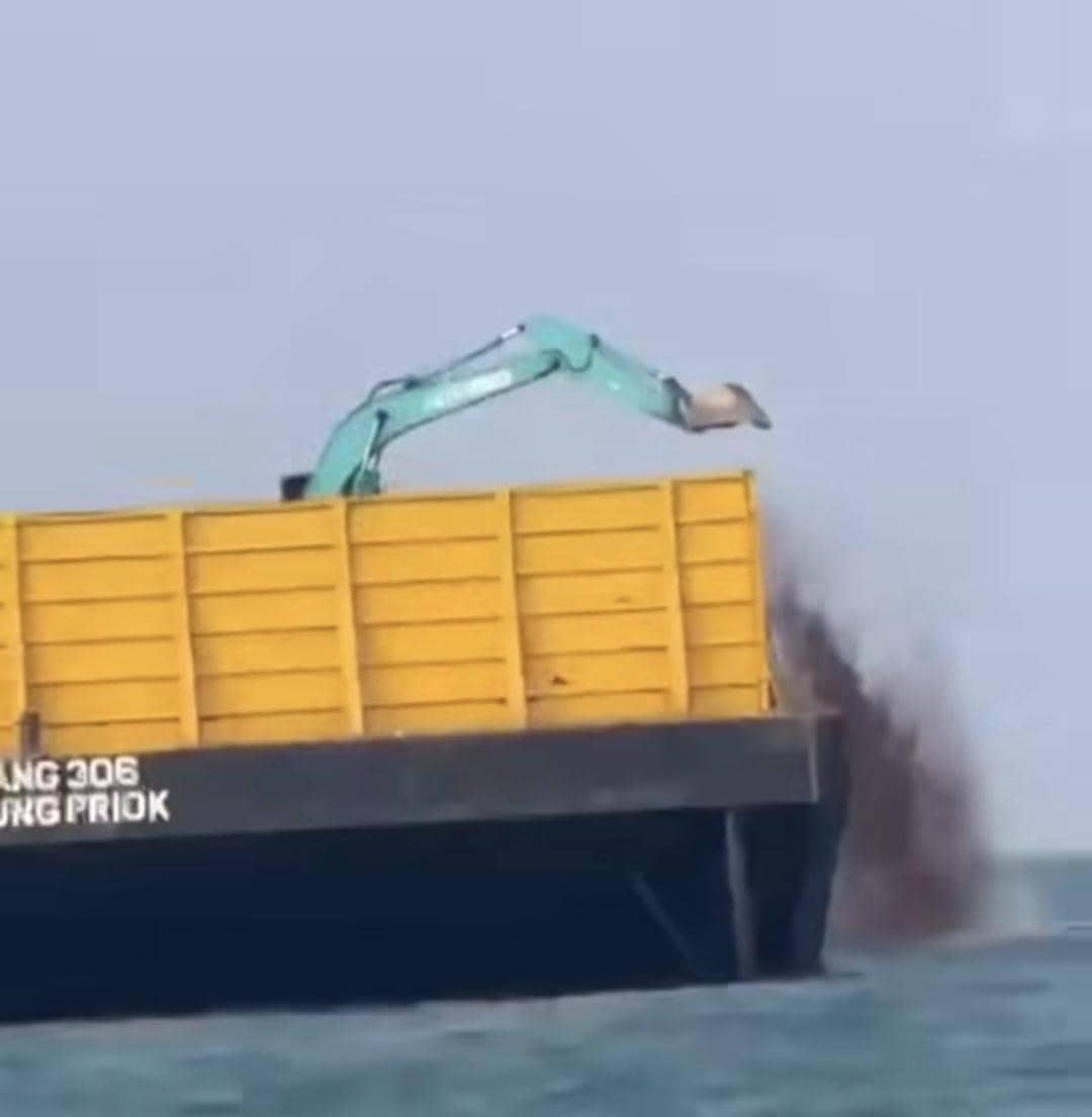 Dugaan pembuangan material ke laut di Bojonegara (Dok. Tangkapan layar)