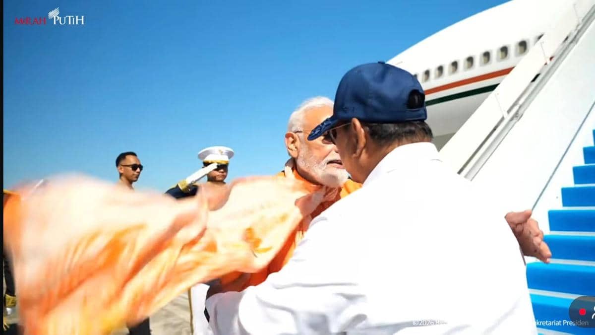 Pelukan Prabowo Antar PM India Narendra Modi Pulang dari Indonesia