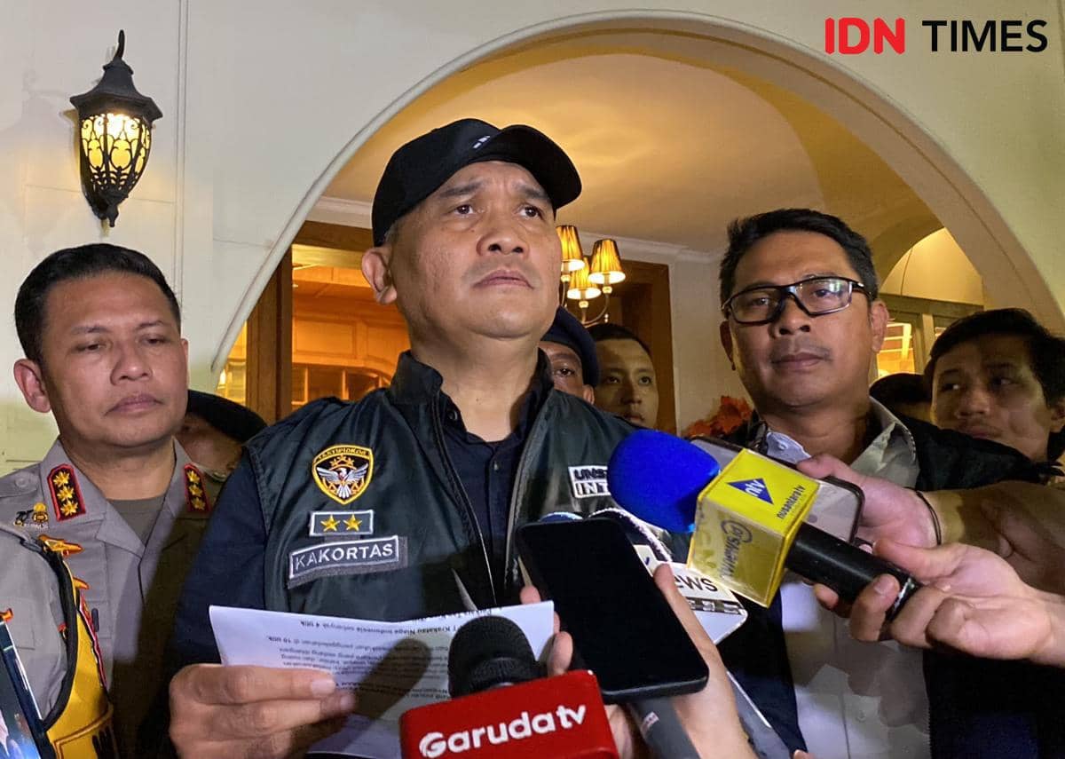Usai Geledah, Polisi Bawa 3 Pegawai Kafe de’Clan untuk Diperiksa