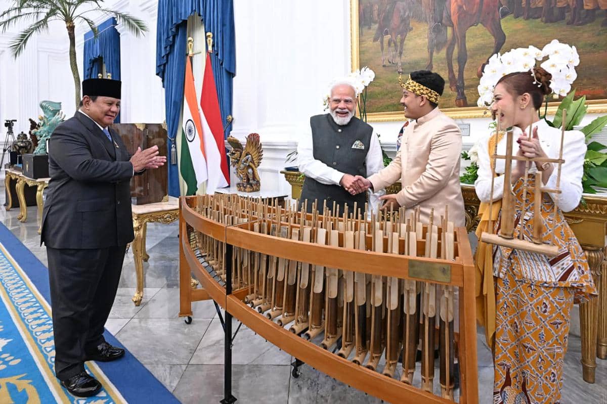 Momen Prabowo dan PM Modi Main Angkluk di Istana Merdeka (dok. Sekretariat Presiden)