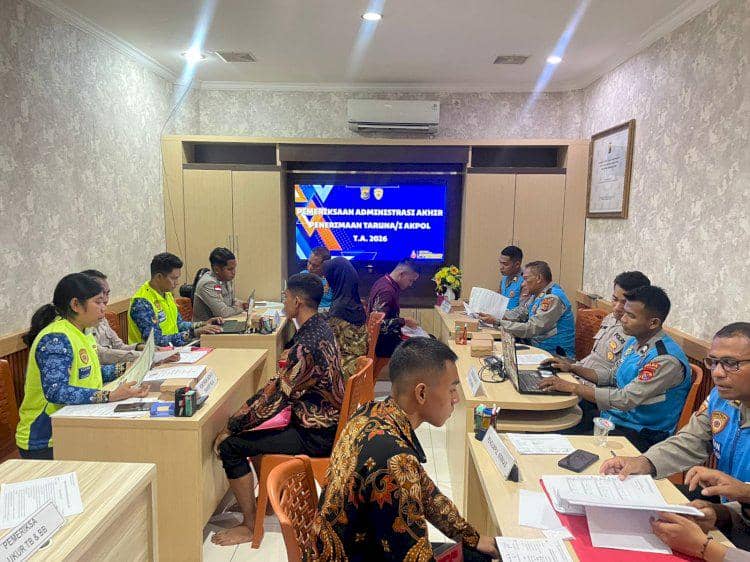 Petugas kepolisian memeriksa berkas peserta seleksi Akademi Kepolisian di ruang administrasi Polda NTT dengan suasana tertib dan formal.