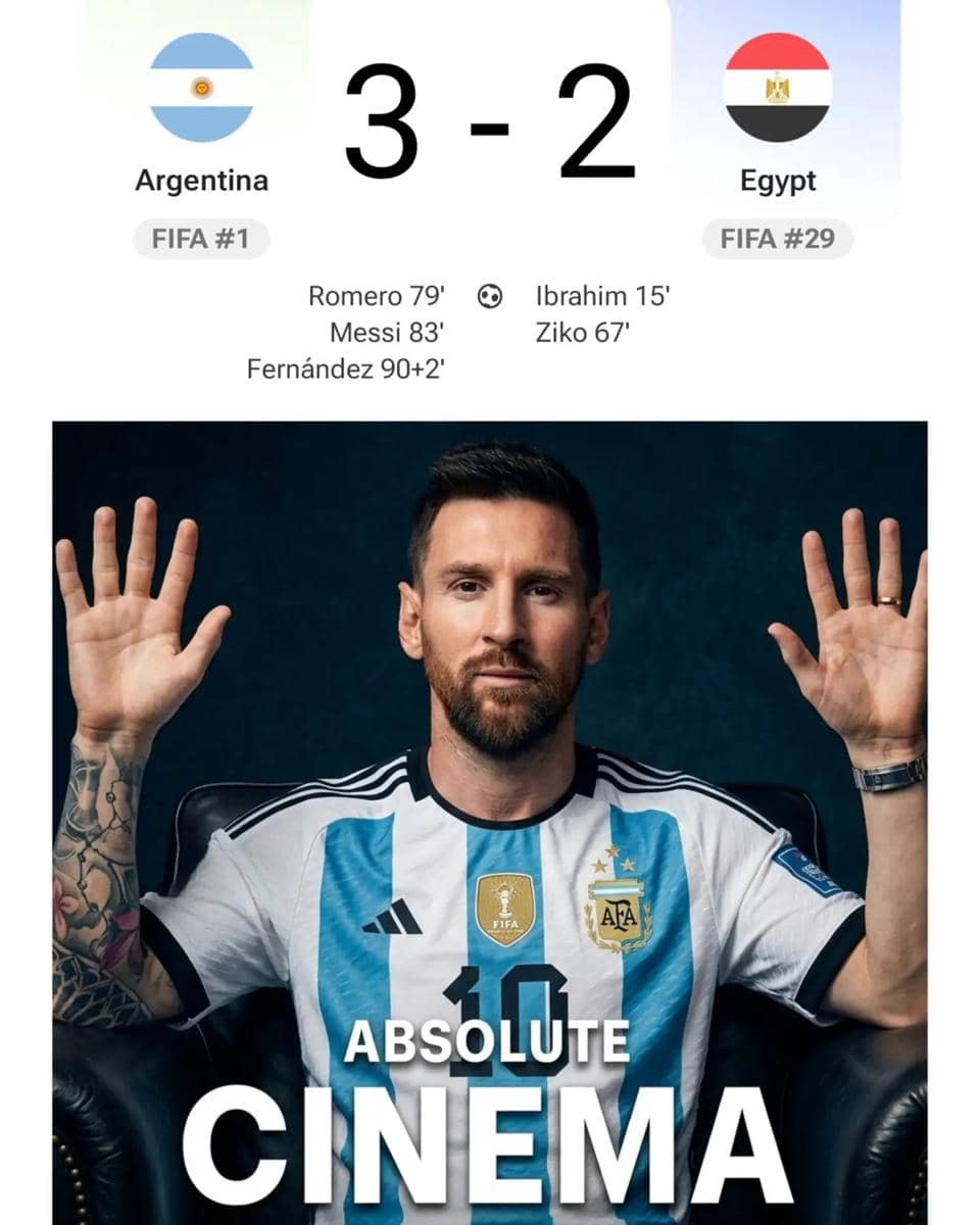 Seorang pemain Argentina mengenakan jersey tim nasional dengan nomor 10 mengangkat kedua tangan, di atasnya terdapat skor Argentina 3-2 Mesir.