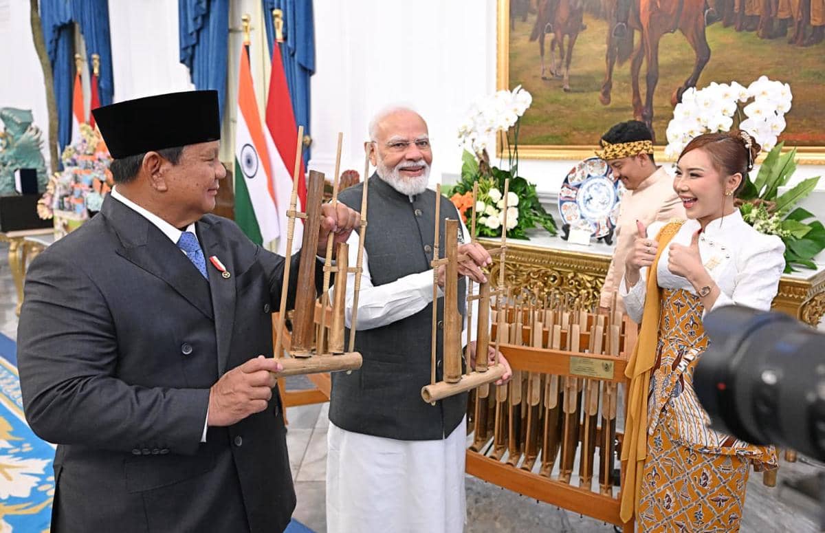 Momen Prabowo dan PM Modi Main Angkluk di Istana Merdeka (dok. Sekretariat Presiden)