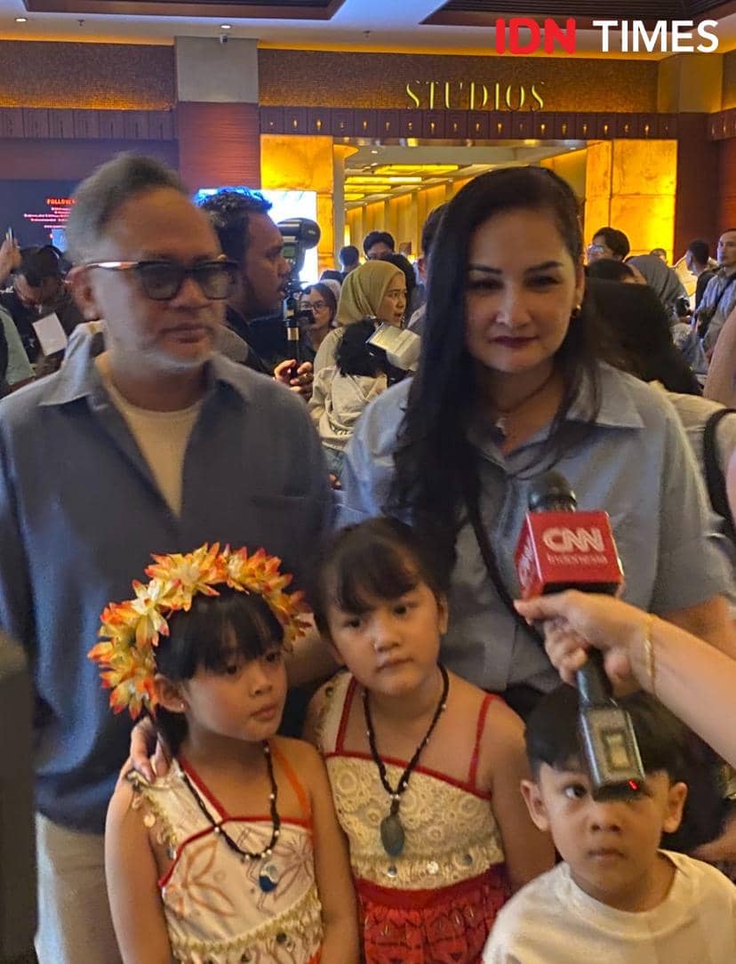 Seorang artis bersama pasangan dan tiga anaknya berpose di acara special screening film Moana live-action di Jakarta.