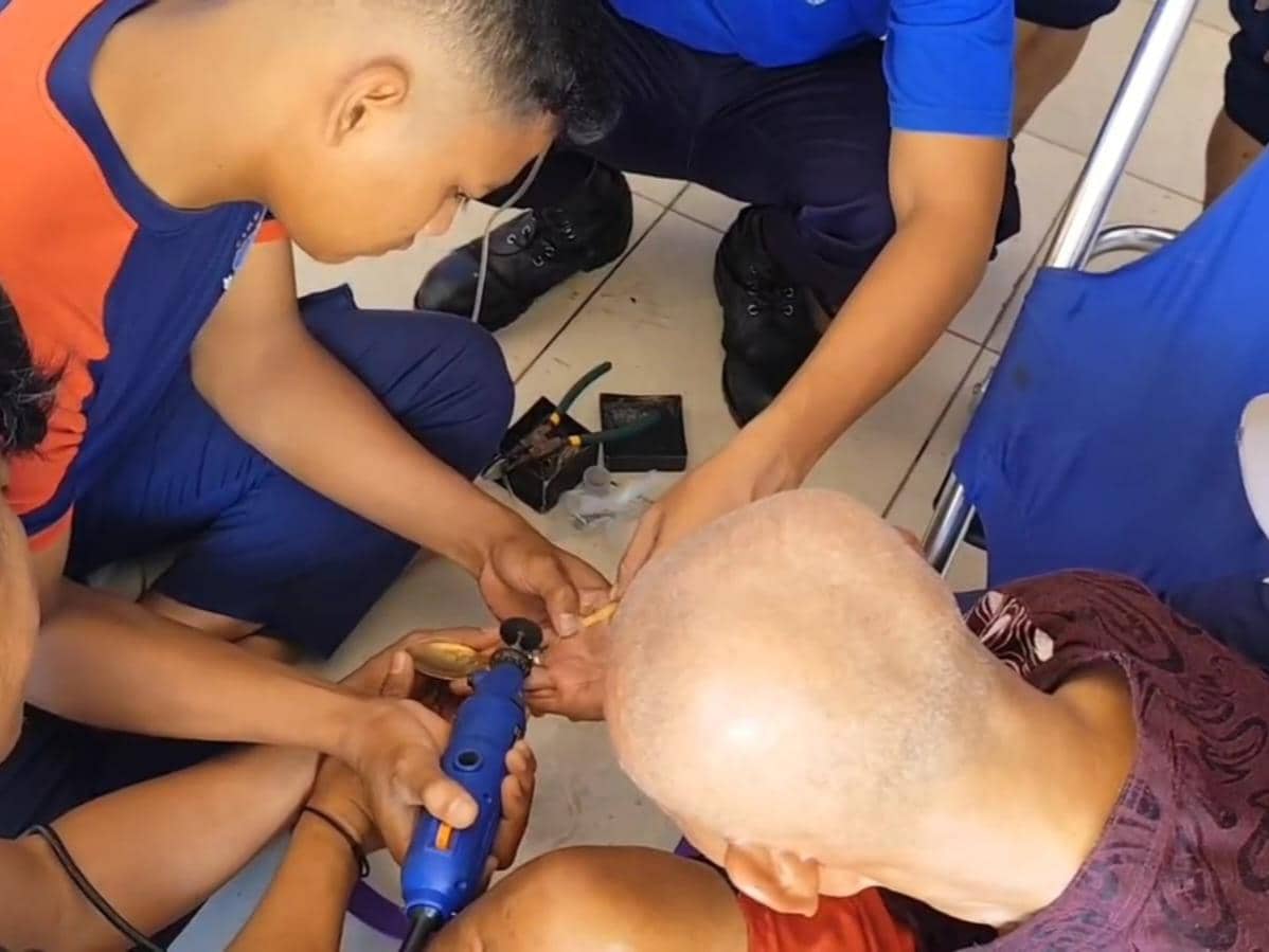 Dramatis! Lansia di Metro Minta Bantuan Damkar Lepas Cicin Kawin