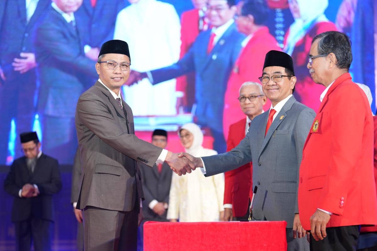 Rektor Unhas Prof. Jamaluddin Jompa melantik Prof. Muhammad Niswar sebagai Ketua Lembaga Transformasi Digital dan Kecerdasan Artifisial. (Do
