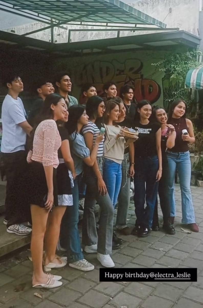 Sekelompok remaja berpose bersama di luar ruangan saat merayakan ulang tahun ke-18 dengan suasana santai dan ceria.