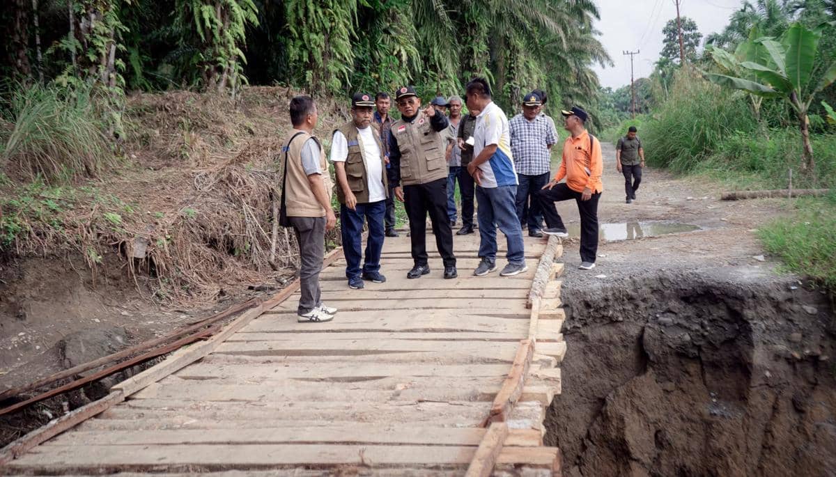 Pemerintah Bohong, Warga Kembali Bangun Jembatan di Dolok Silau