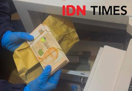 Penampakan Dolar Amerika dan Singapura saat Penggeledahan Kafe de’Clan