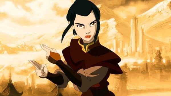 Azula, karakter animasi dari serial The Legend of Korra, berdiri dengan pose siap bertarung di latar kota berwarna keemasan.