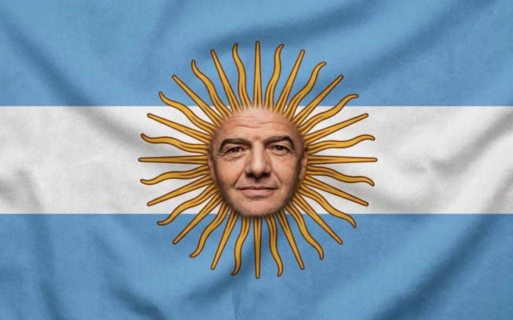 Bendera Argentina dengan wajah pria menggantikan matahari di tengah, digunakan sebagai meme setelah laga dramatis melawan Mesir.