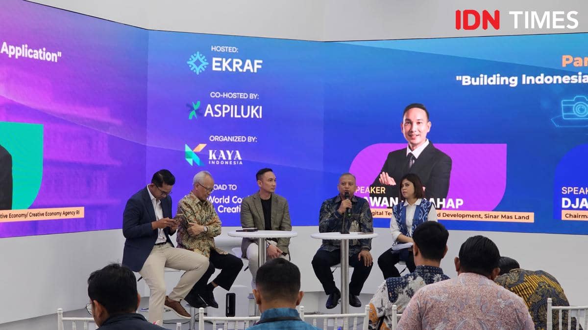 Beberapa pembicara duduk di atas panggung dalam acara Soft Launching Indonesia Application Summit 2026 di BSD City Tangerang.