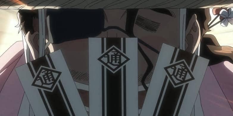 Kyoraku mengenakan topi jerami dan kimono berwarna merah muda sambil memegang beberapa tiket menuju Soul Society di tangannya.