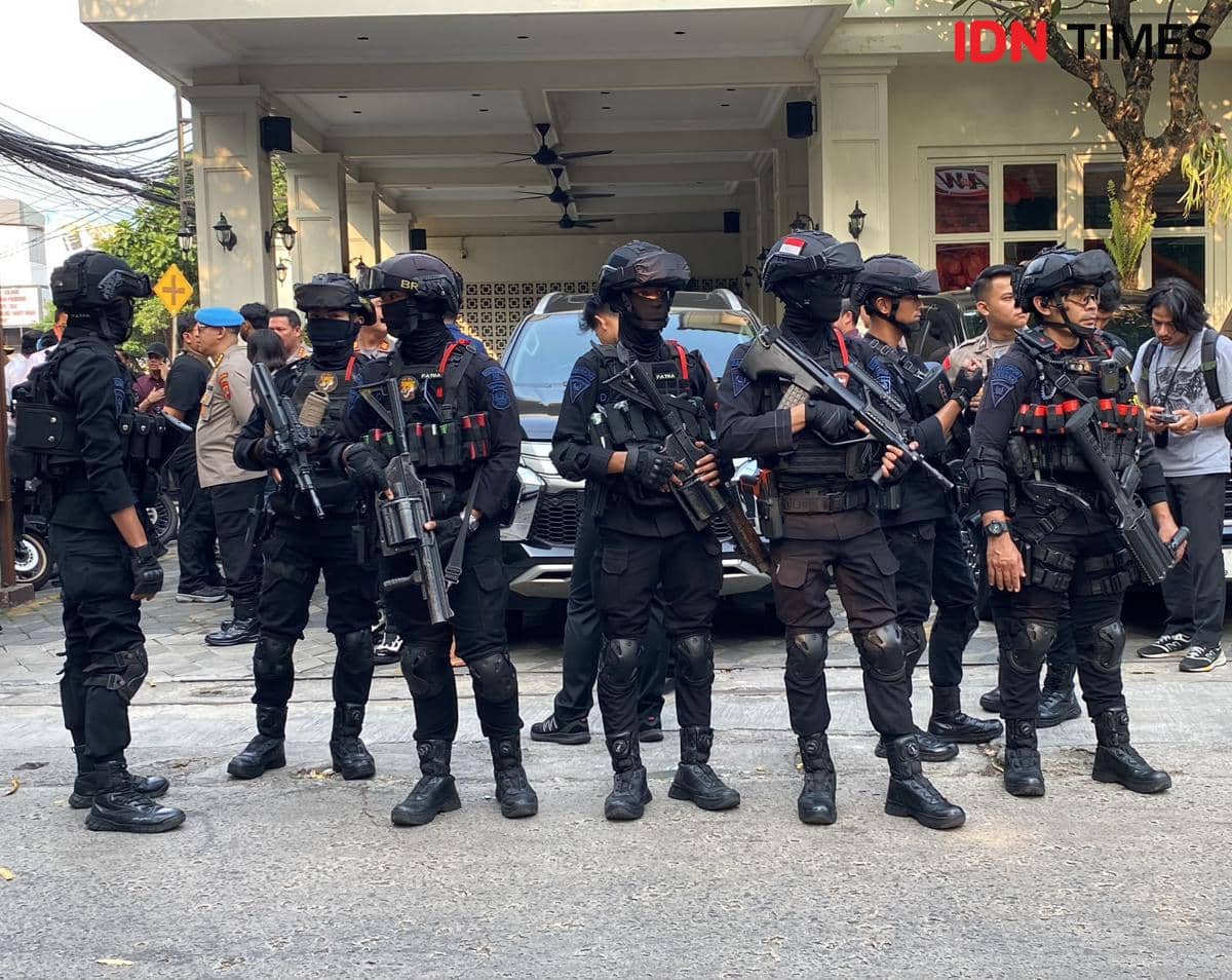 Kortastipidkor Polri bersama Polda Metro Jaya geledah kafe de’Clan dan Poin Money Changer di Jakarta Selatan (8/7/2026).