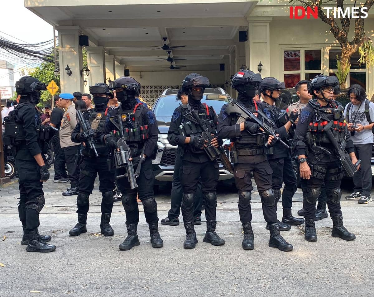 Brimob Bersenjata Kawal Penggeledahan di Kafe dan Money Changer Jaksel