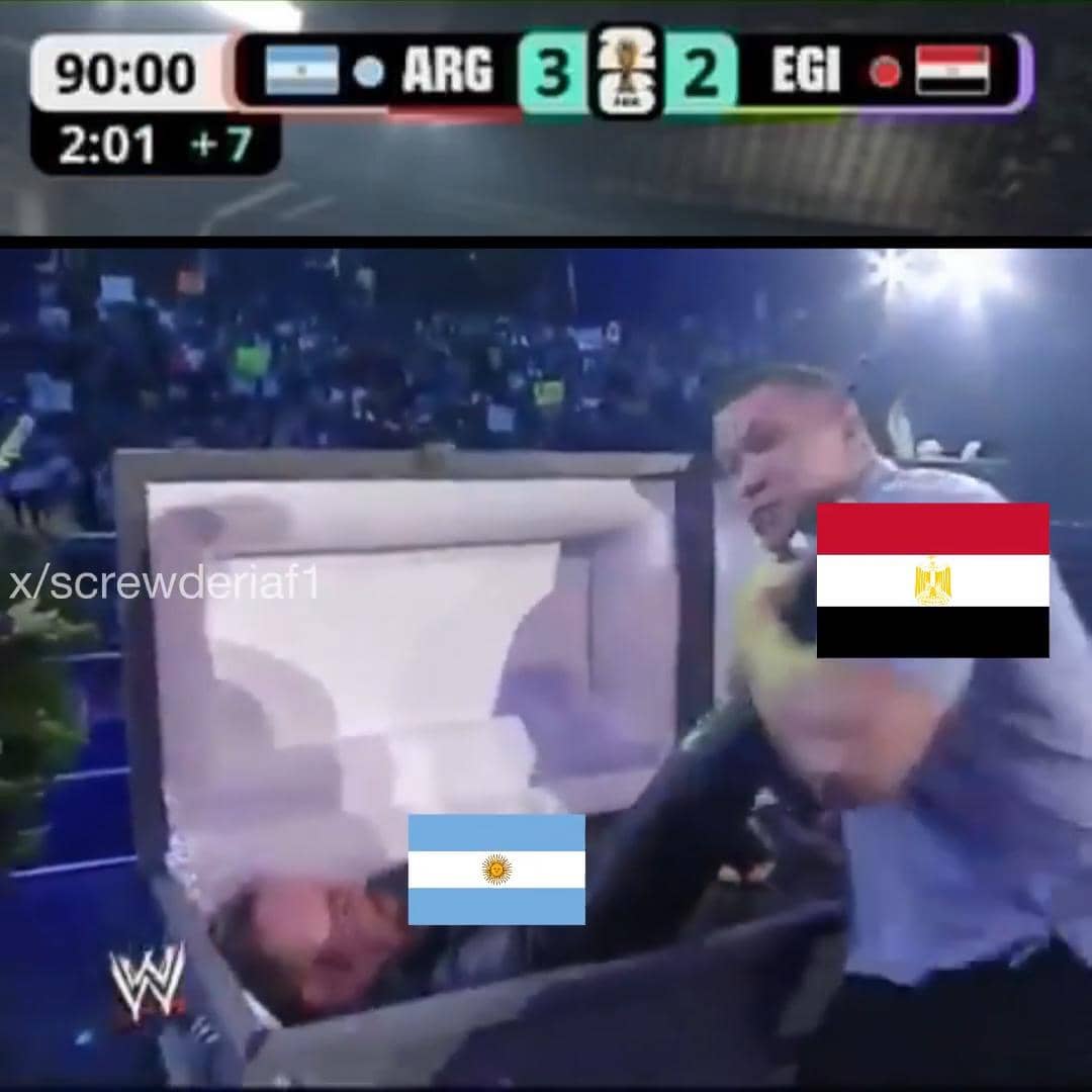 Meme pertandingan Argentina vs Mesir dengan skor 3-2, menampilkan adegan gulat WWE yang disunting dengan bendera kedua negara.