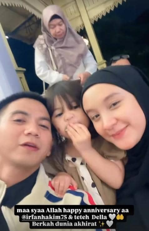 Seorang pria dan wanita berpose bersama anak kecil sambil tersenyum di acara perayaan ulang tahun pernikahan mereka yang ke-19.