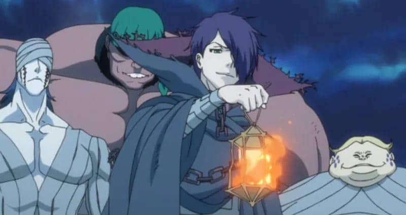 Empat karakter anime Togabito dari serial Bleach berdiri bersama, salah satunya memegang lentera bercahaya oranye di malam hari.