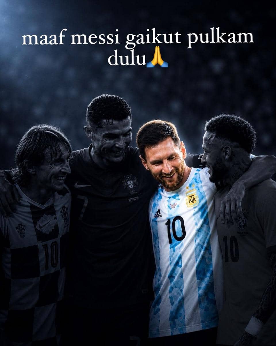 Empat pemain sepak bola dari berbagai negara tersenyum bersama, salah satunya mengenakan jersey tim nasional Argentina bernomor 10.