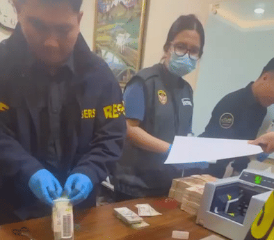 Kortastipidkor Polri menemukan tumpukan uang tunai pecahan dolar Amerika dan Singapura saat menggeledah kafe de’Clan, Cipete, Jakarta Selata