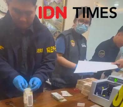Kortastipidkor Polri menemukan tumpukan uang tunai pecahan dolar Amerika dan Singapura saat menggeledah kafe de’Clan, Cipete, Jakarta Selata