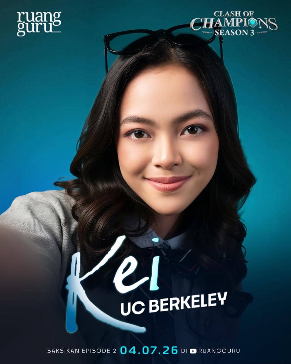 Seorang perempuan berambut panjang tersenyum mengenakan kemeja abu-abu dengan tulisan Kei UC Berkeley di latar biru bertema Clash of Champions Season 3.