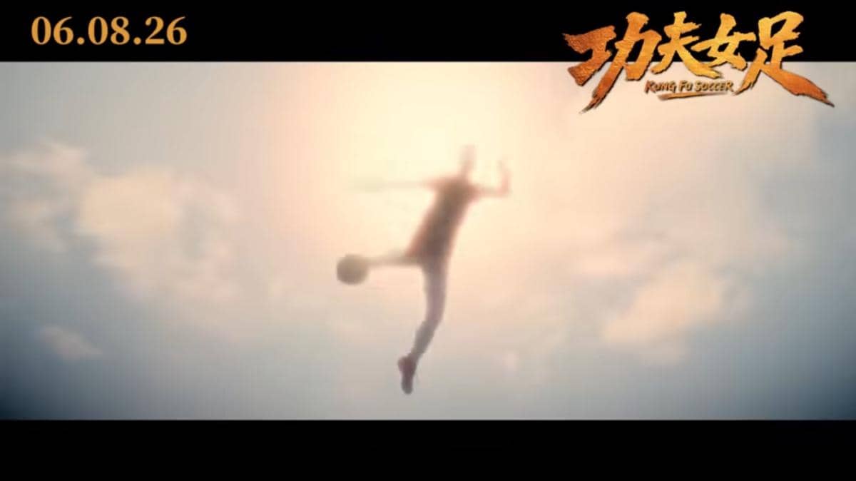 Siluet pemain sepak bola melompat di udara dengan bola di kakinya di bawah langit cerah dalam cuplikan teaser film Kung Fu Soccer.