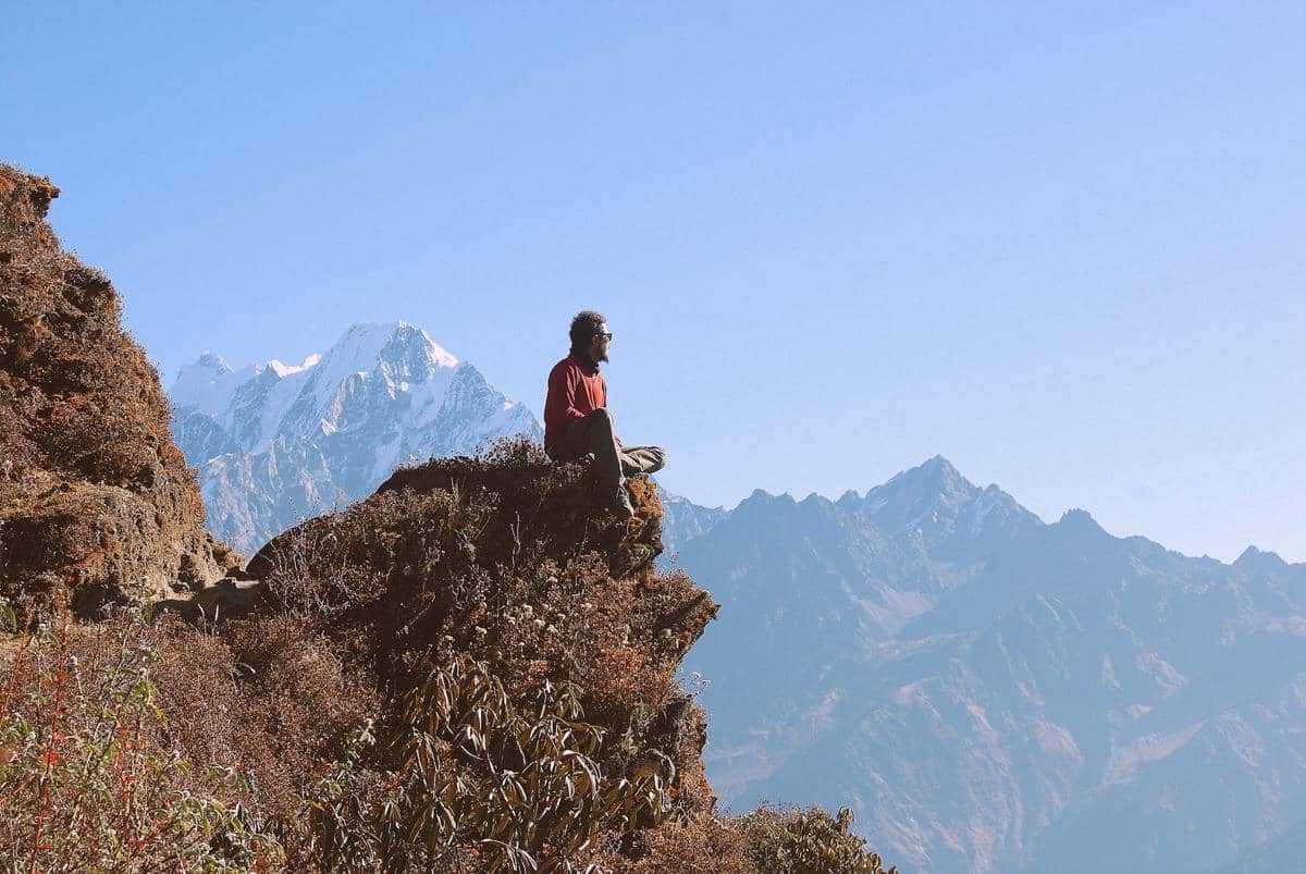Potret orang sedang bermeditasi di Nepal
