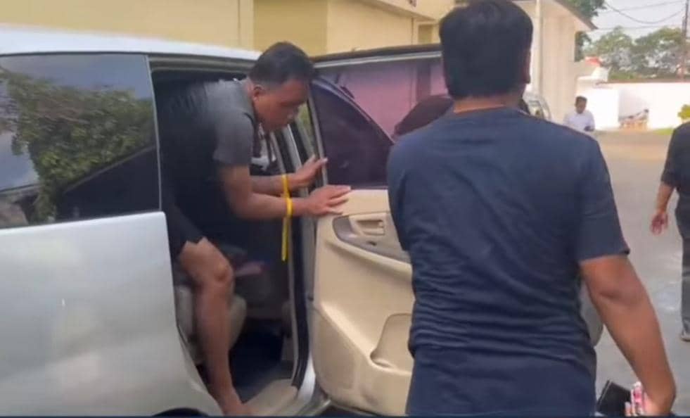 Pelaku pungli yang merupakan pecatan polisi saat diringkus anggota Polres Lubuk Linggau.