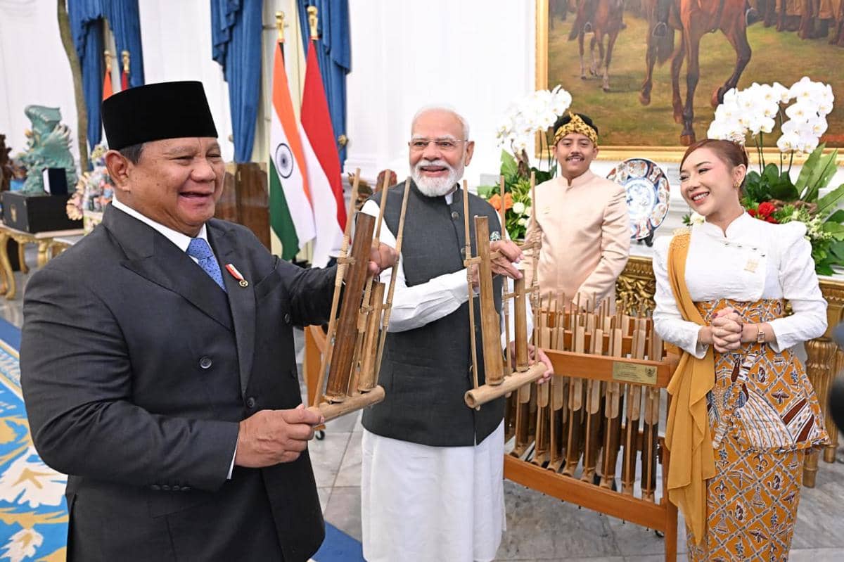 Momen Prabowo dan PM Modi Main Angklung di Istana Merdeka