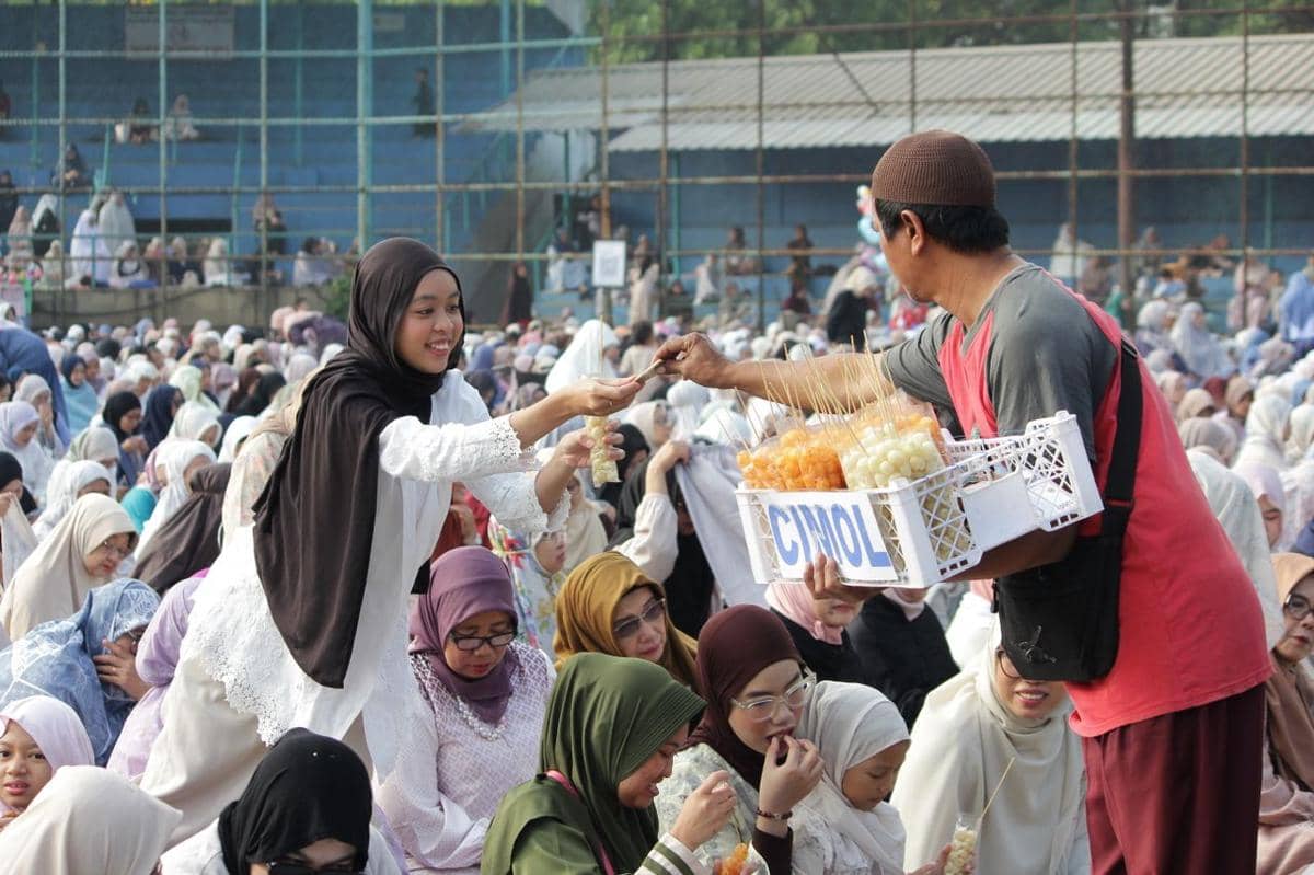 membeli jajanan