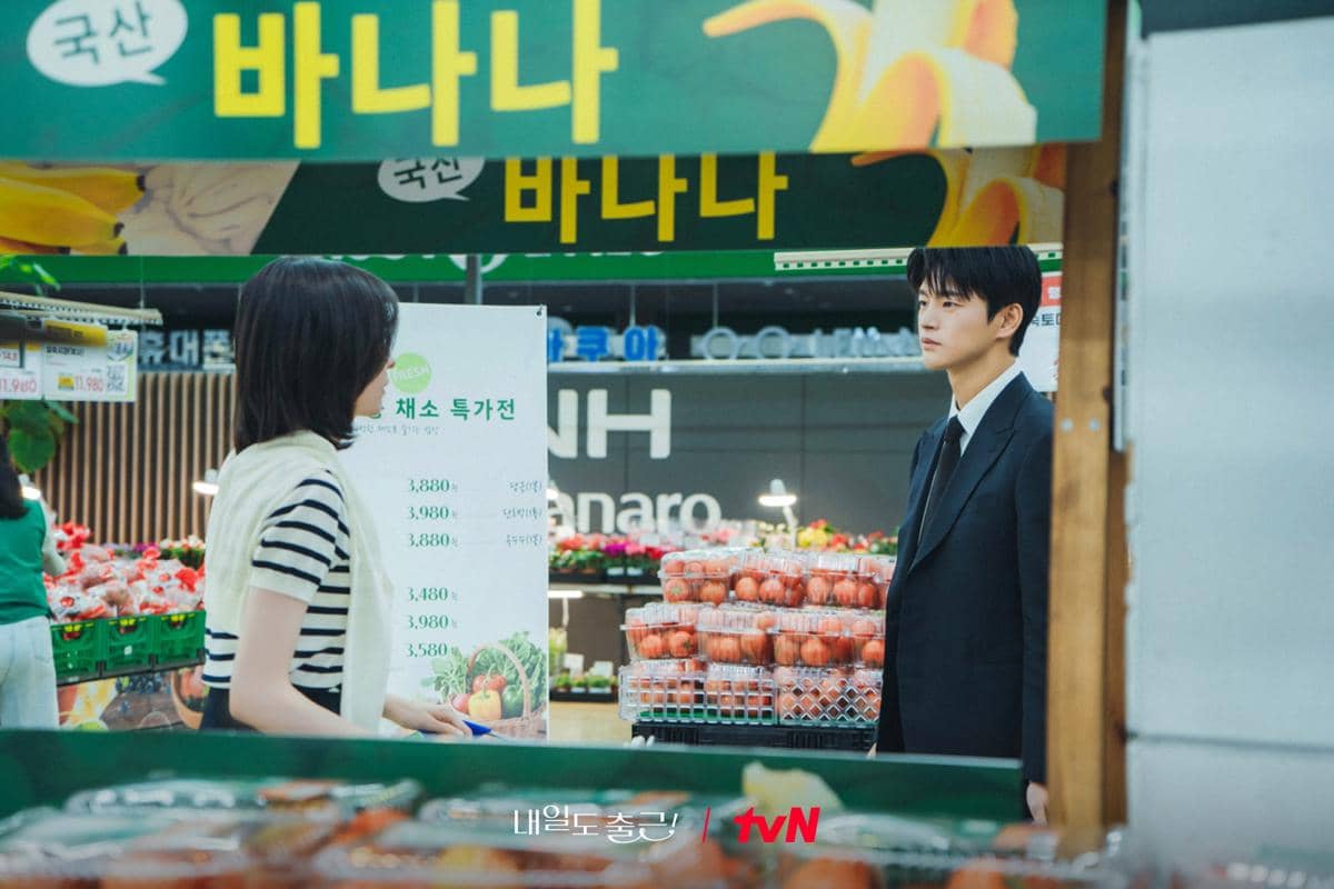 Still cut Seo In Guk dan Park Ji Hyun di See You At Work Tomorrow!