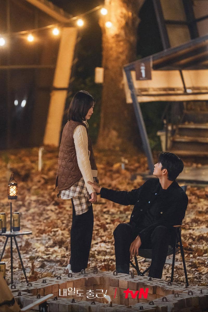 Still cut Seo In Guk dan Park Ji Hyun di See You At Work Tomorrow!