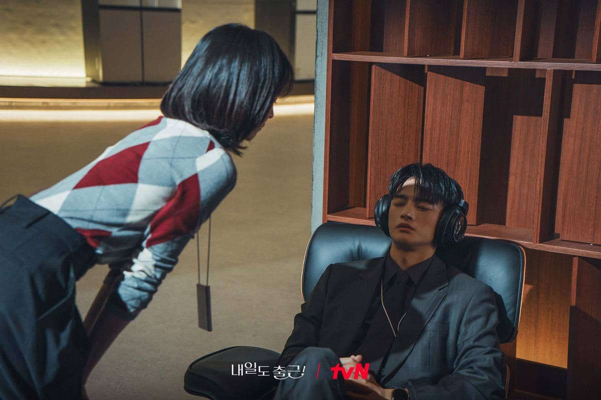 Still cut Seo In Guk dan Park Ji Hyun di See You At Work Tomorrow!