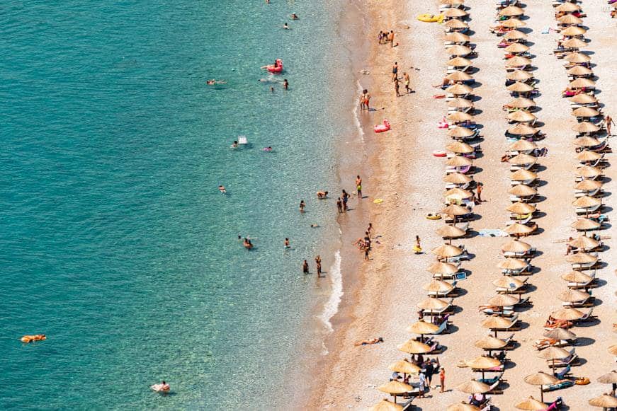 ilustrasi turis yang menikmati summer di Montenegro
