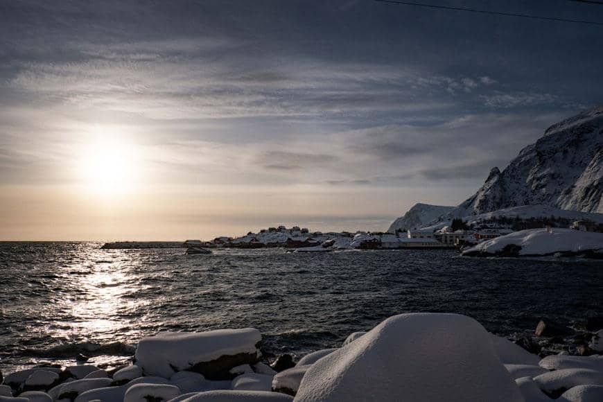 ilustrasi matahari tengah malam di Greenland