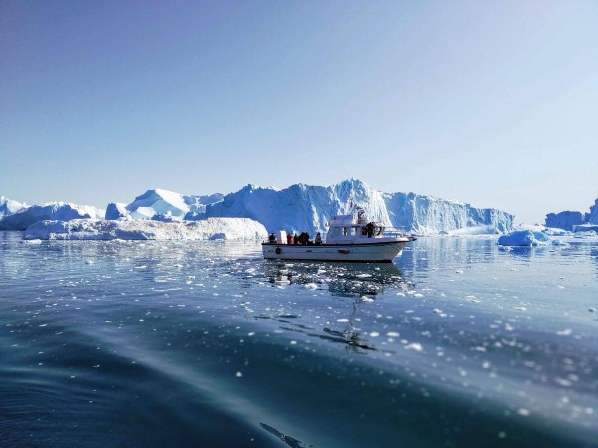 ilustrasi menjelajahi Greenland di antara bongkahan es
