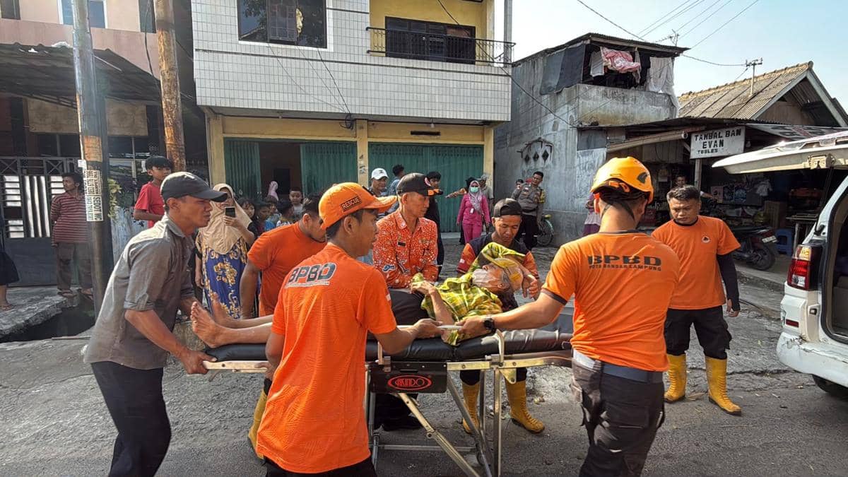 Warung Pecel yang tertimpa pohon tumbang di Bandar Lampung.