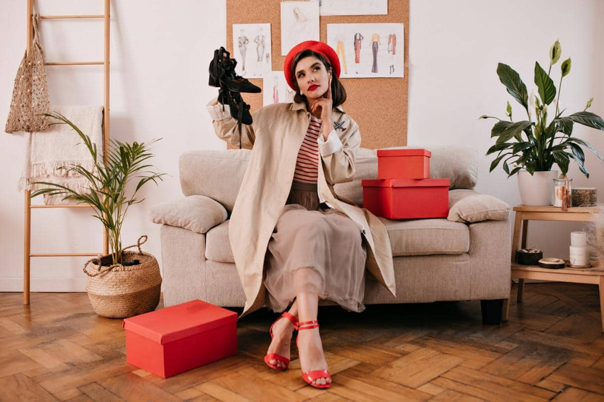 Kenapa Sepatu Merah Selalu Cocok Dipadukan dengan Outfit Netral?